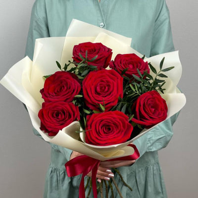 Букет «Гранатовый» из красных роз в роскошной упаковке Никольское Ленинградская область