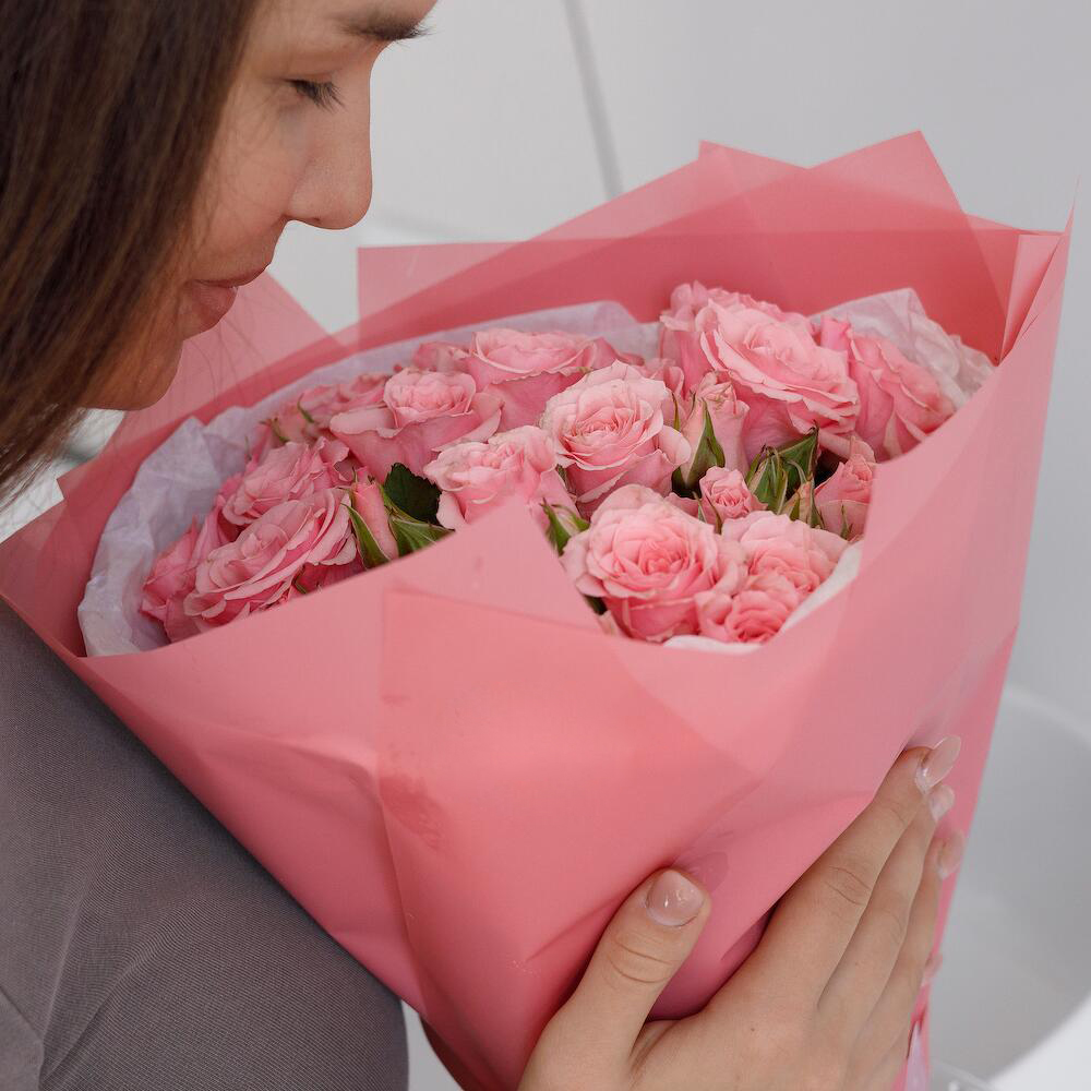 Букет из 9 розовых кустовых роз – нежность в каждом лепестке Никольское Ленинградская область